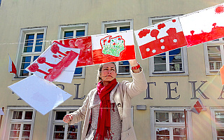 Mój biało-czerwony świat. Na Starym Mieście w Olsztynie zawisło ponad tysiąc prac uczniów z Olsztyna i Jezioran